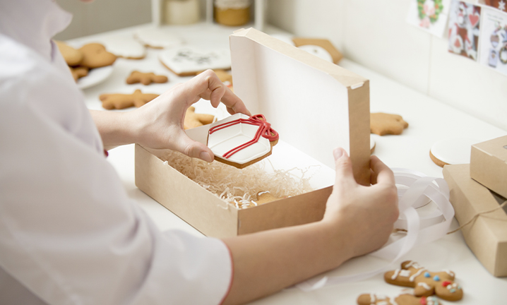 Pessoa montando embalagem para biscoitos